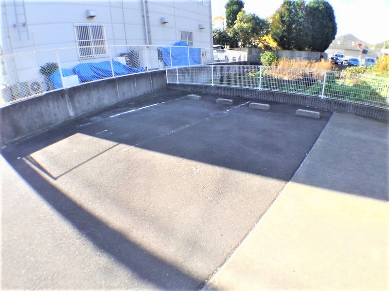 レオパレス栗林南 駐車場