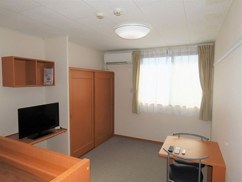 レオパレス中組 居間