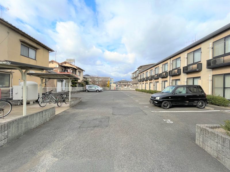 レオパレス愛燦館 駐車場