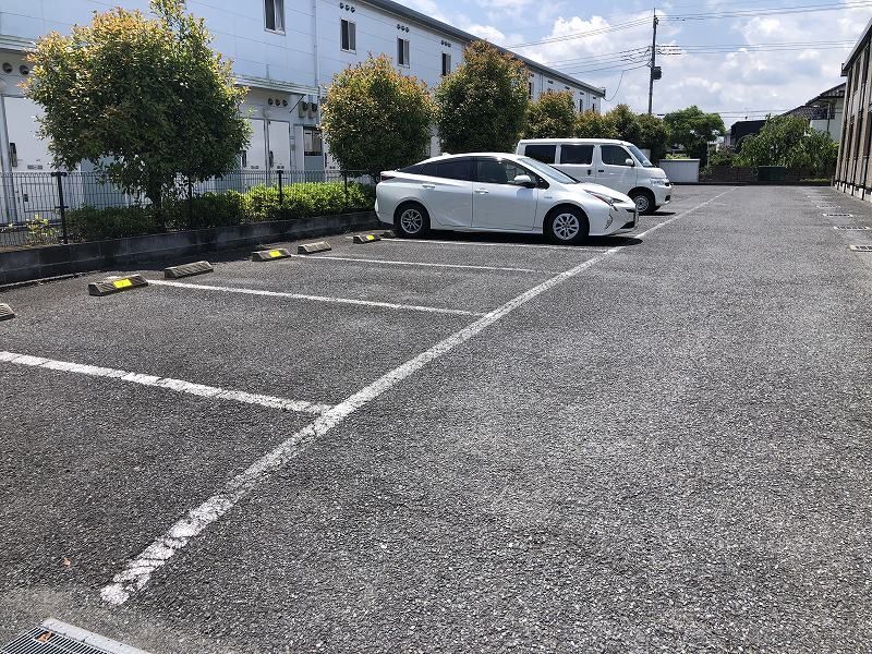 レオパレスエスト　ヴィラ 駐車場