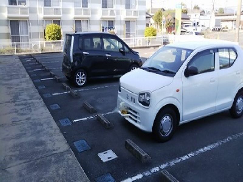 レオパレスわかみや２番館 駐車場