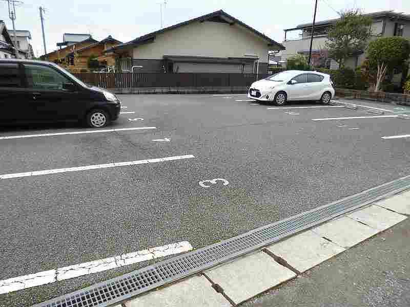 レオパレスヴィラナターレ 駐車場