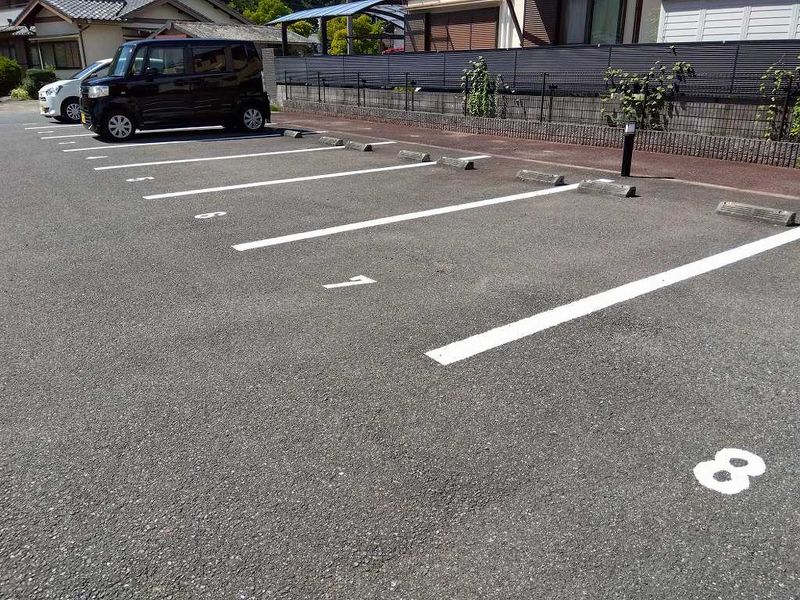 レオパレス中久 駐車場