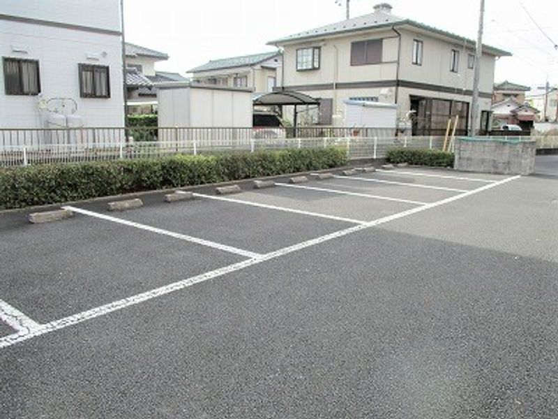 レオパレスフォレスト　ウイング 駐車場
