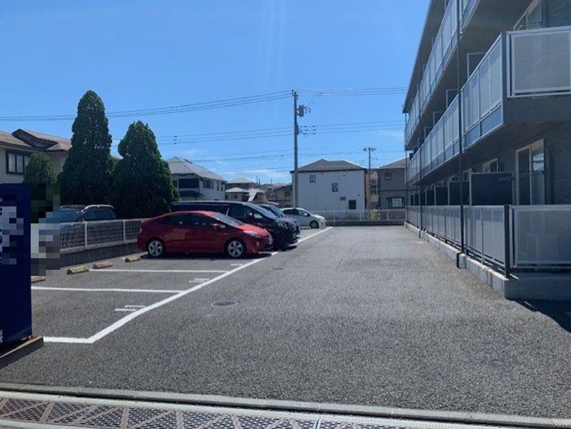 レオパレスリラ 駐車場
