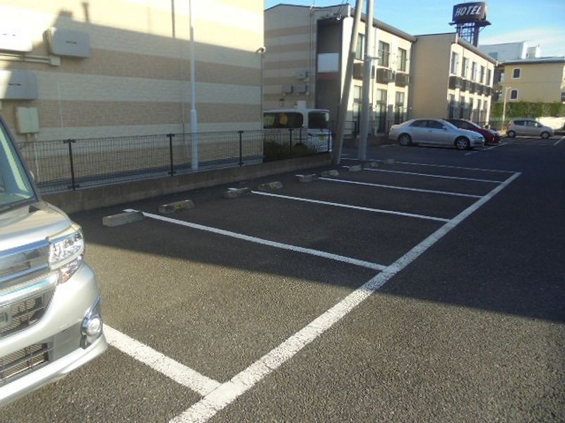 レオパレスアルピナ 駐車場