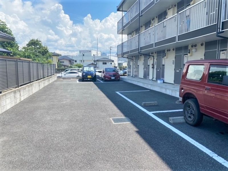 レオパレスグレイス 駐車場