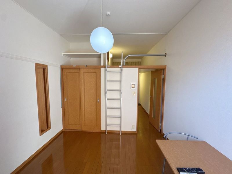 レオパレスサウス学南町 居間