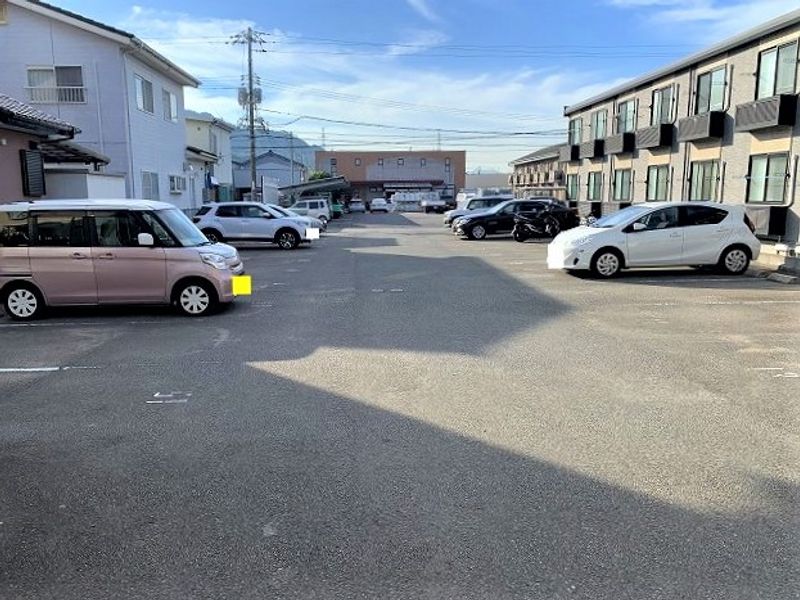レオパレスアベニールノムラⅡ 駐車場