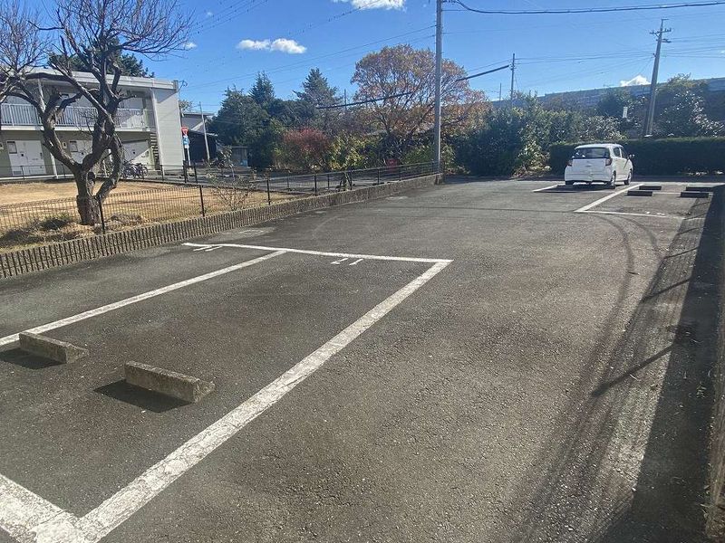 レオパレス竹 駐車場