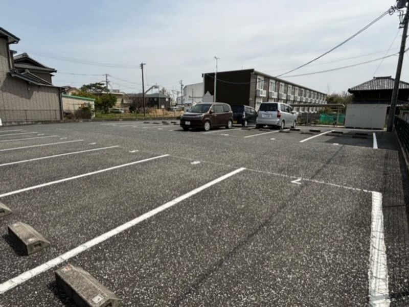 レオパレス星越 駐車場