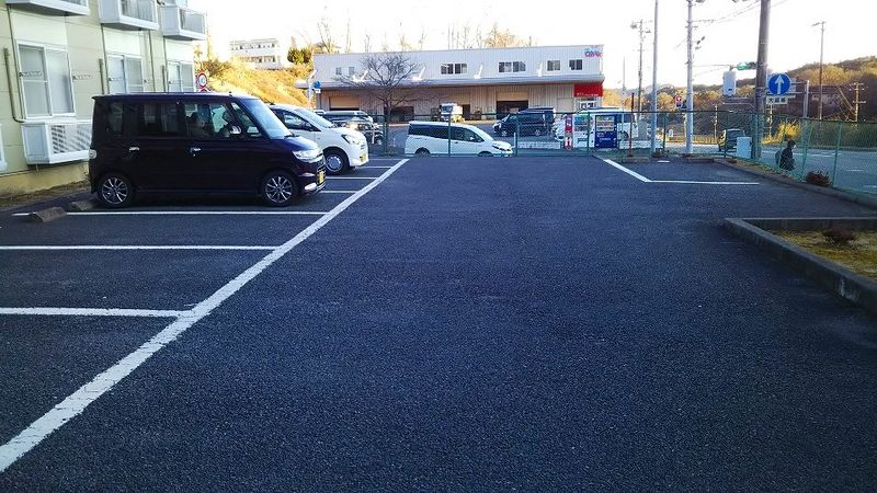 レオパレス郷ケ丘 駐車場