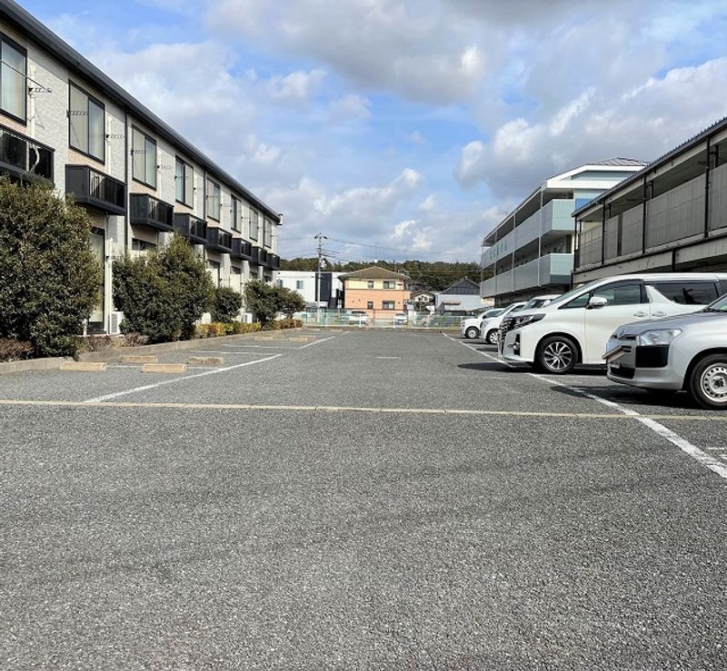 レオパレスアイリス 駐車場