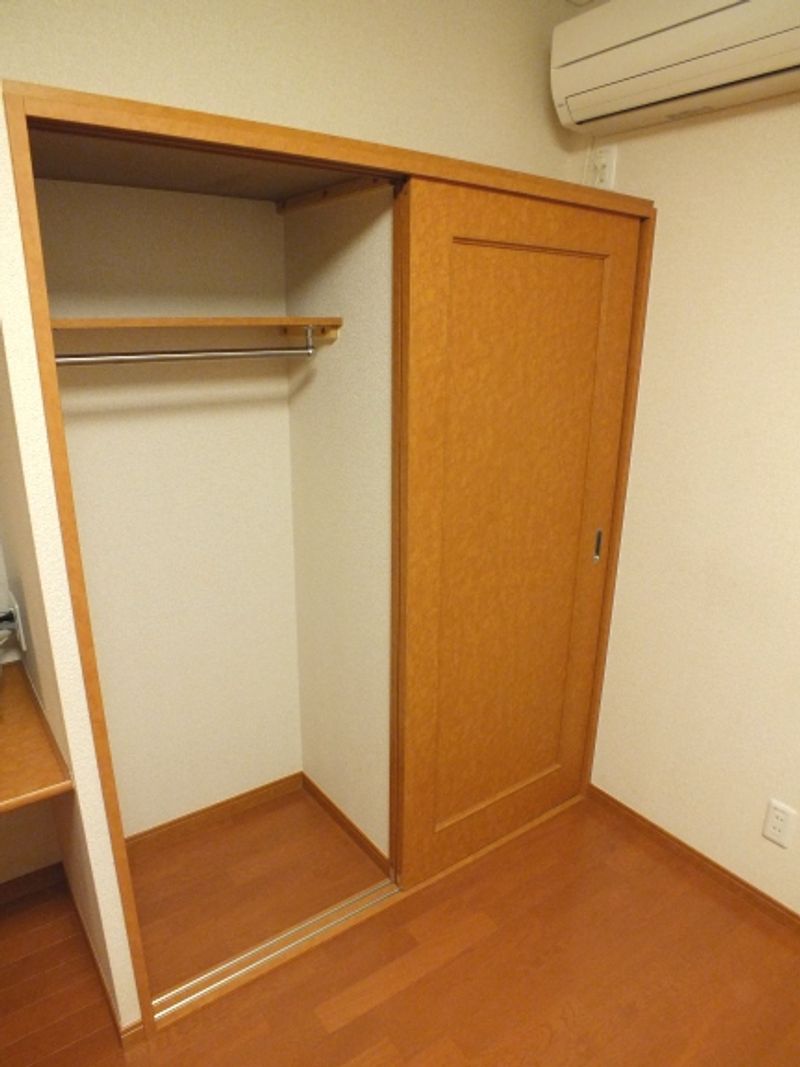 レオパレスマ　メゾン 収納
