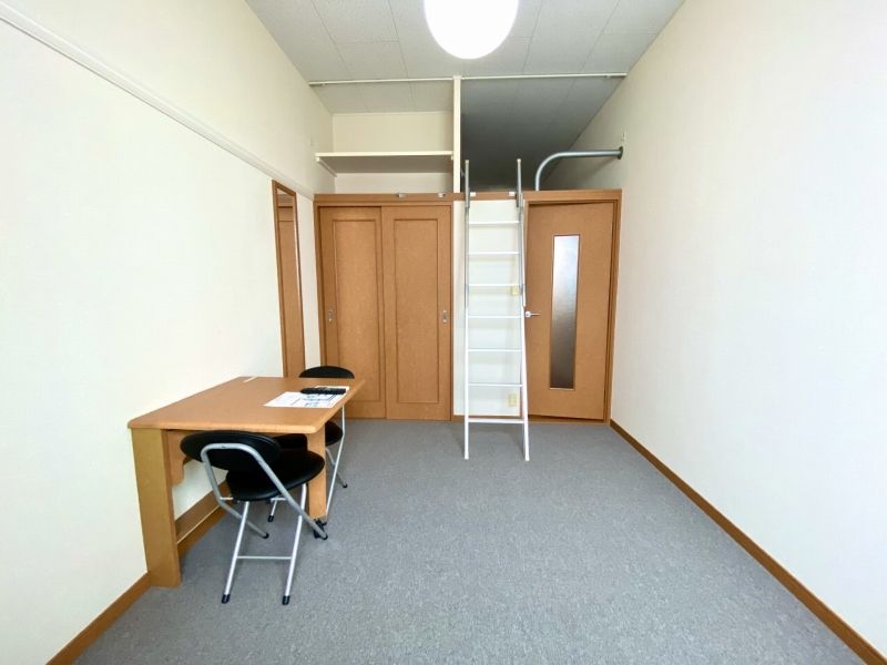 レオパレスグリーンフォレストＢ 居間