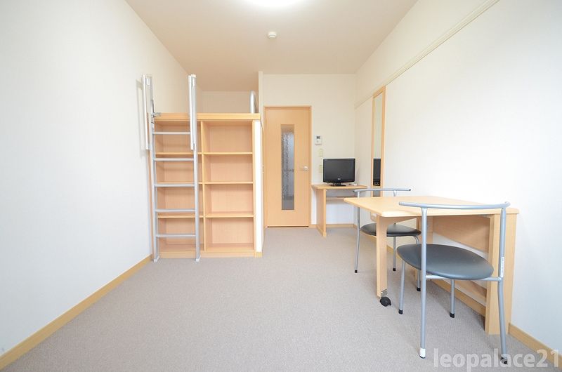 レオパレスエーデル菱屋西 居間