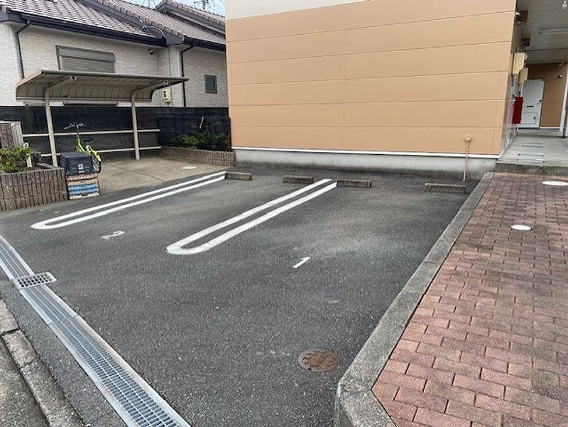レオパレスエクレール 駐車場
