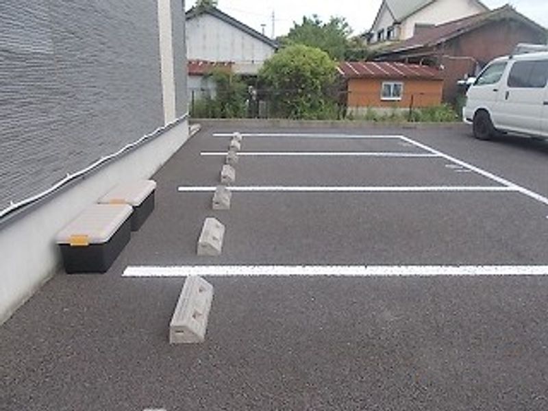 レオパレスアナナス 駐車場