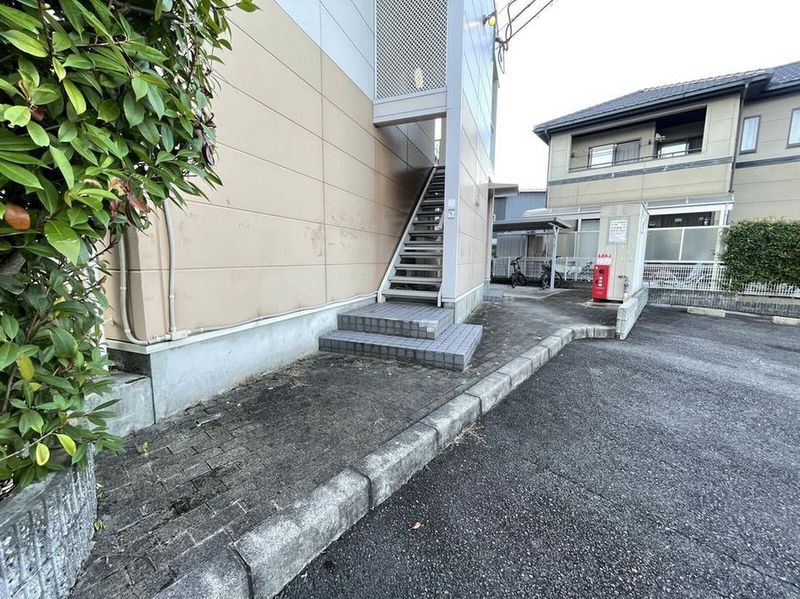 レオパレスＩＳＨＩＤＵＭＩ エントランス