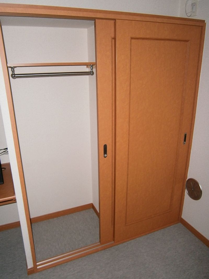 レオパレスサントル 収納