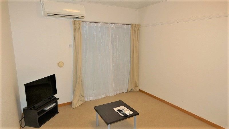 レオパレス泉の森 居間