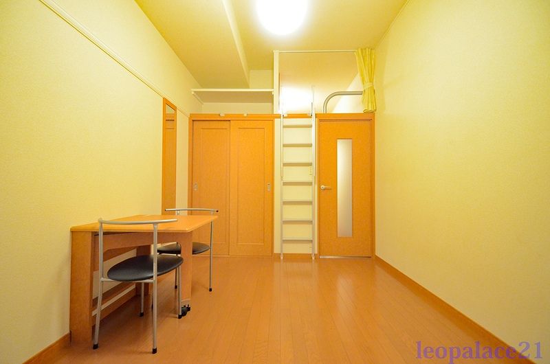 レオパレスパークビュー吉塚 居間