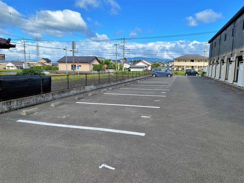 レオパレスパルミエ 駐車場