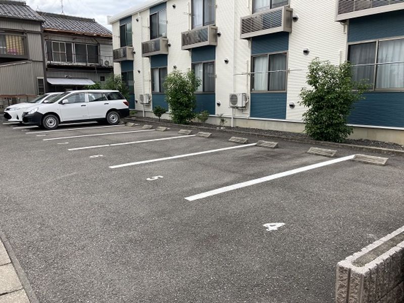 レオネクストカズキ 駐車場