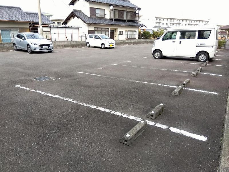 レオパレスサンクローバー 駐車場