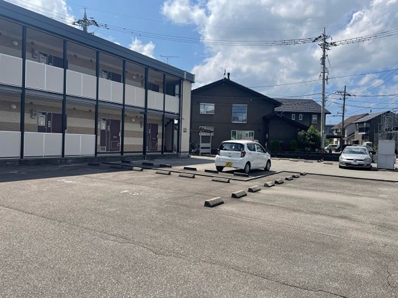 レオパレスクリスタル笠舞Ⅰ 駐車場
