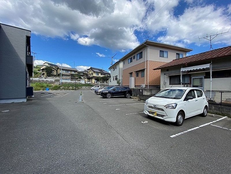 レオパレスシャルマンⅡ 駐車場