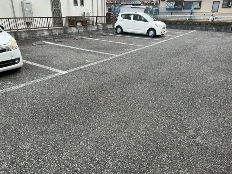 レオパレスＹＯＳＨＩＫＩ 駐車場