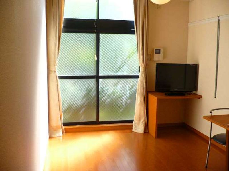 レオパレス若草 居間
