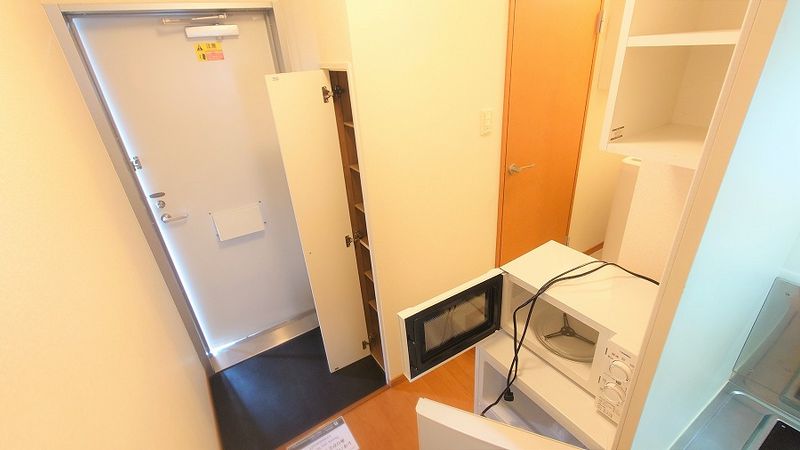 レオパレス久保 玄関