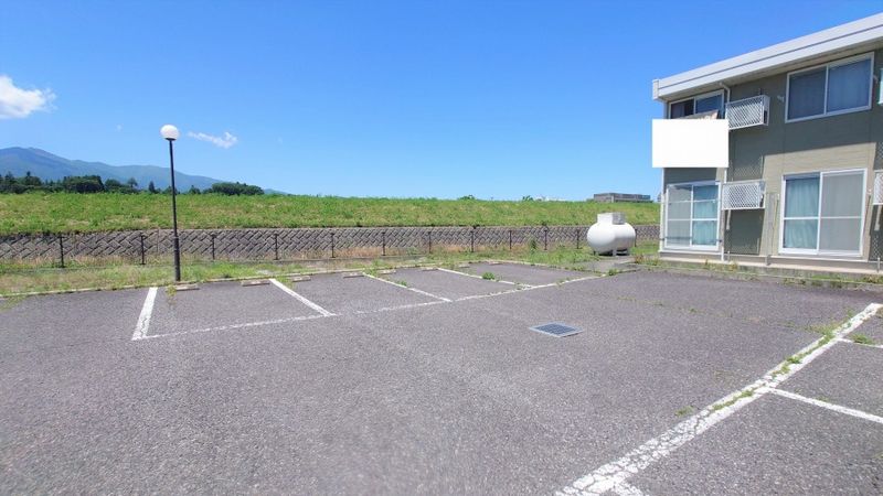 レオパレスコート伊那部 駐車場