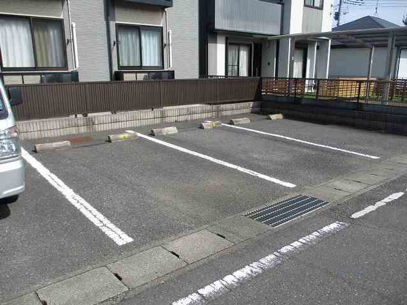 レオパレスＡＳＴＹⅢ 駐車場