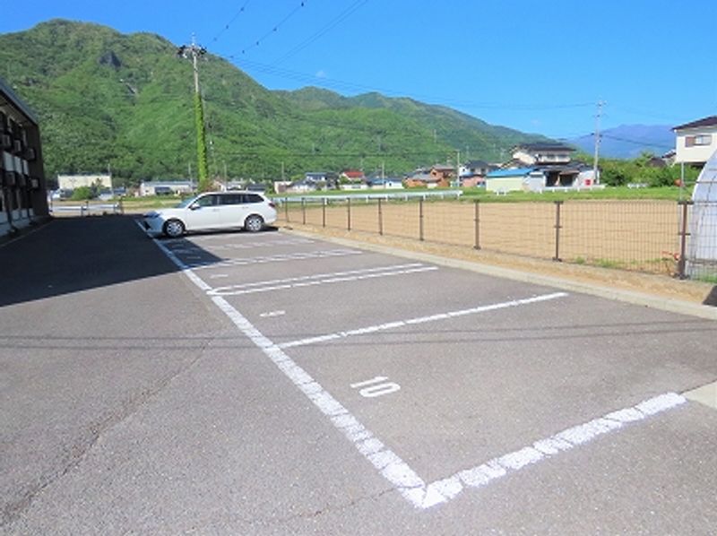 レオパレス柊 駐車場