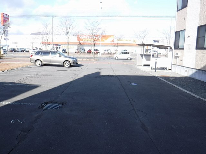 レオパレスアルテート 駐車場