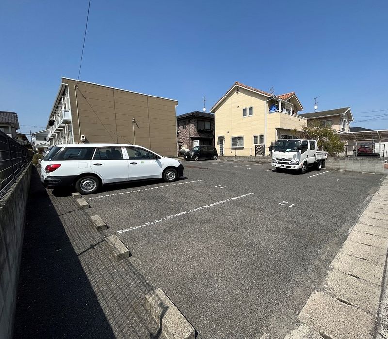 レオパレスＩＮＯＨＡＲＡ 駐車場