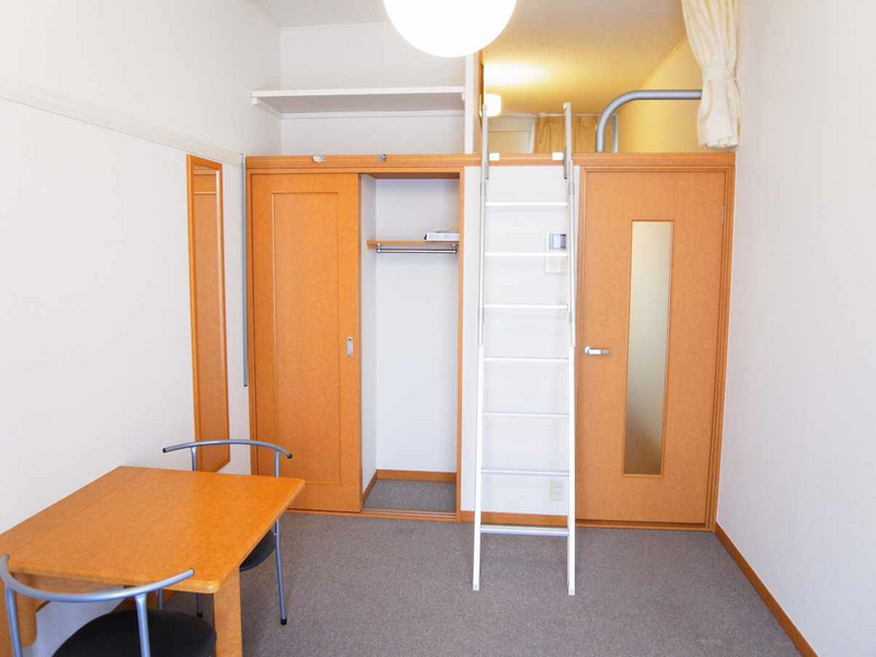 レオパレスガーデニア横浜 居間