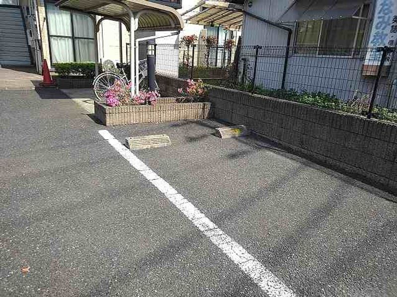 レオパレスプラミスイング 駐車場