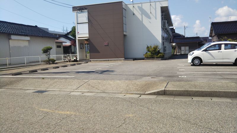 レオパレスソレーユ 駐車場