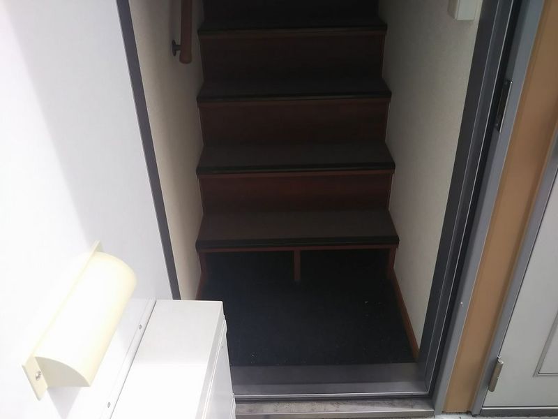 レオパレスリベイン 玄関