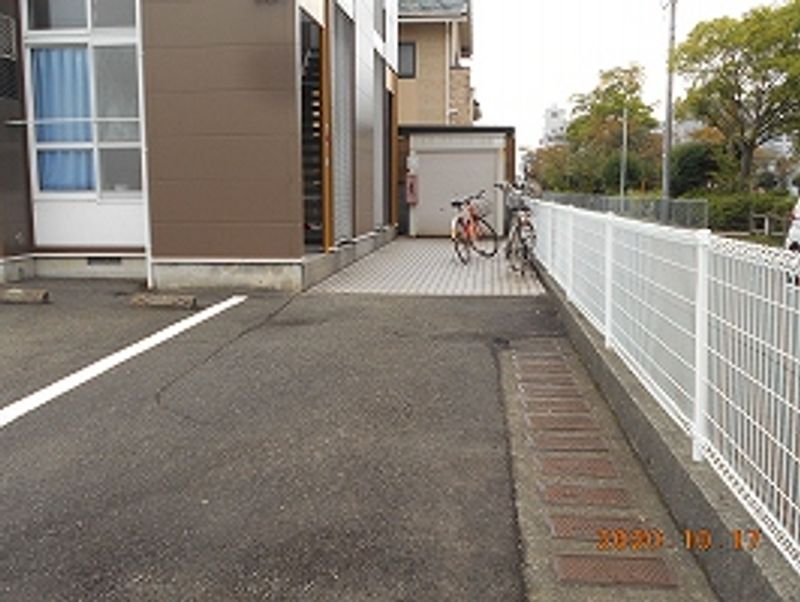 レオパレスコラージュ 駐車場