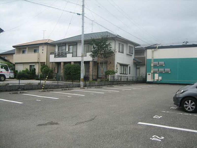 レオパレスやいろちょう 駐車場