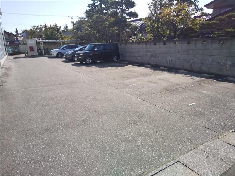 レオパレスとんび 駐車場