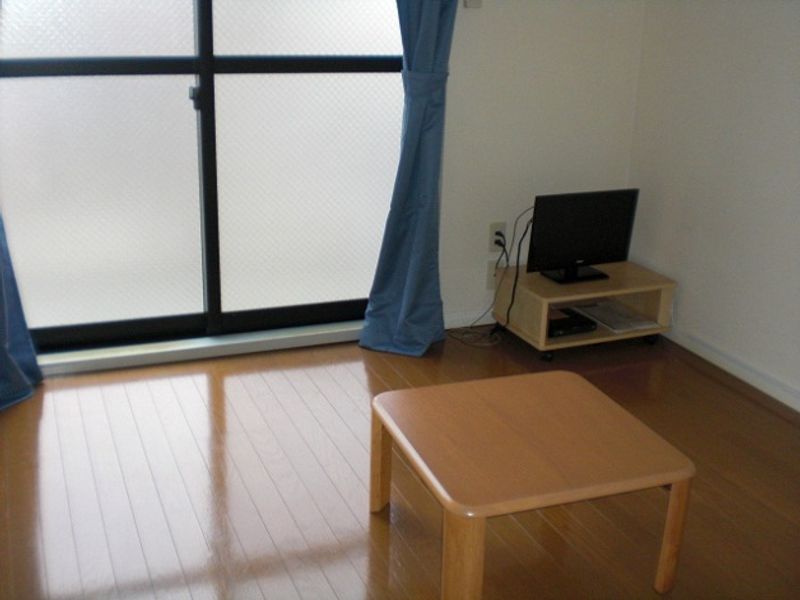 レオパレスさがみ 居間