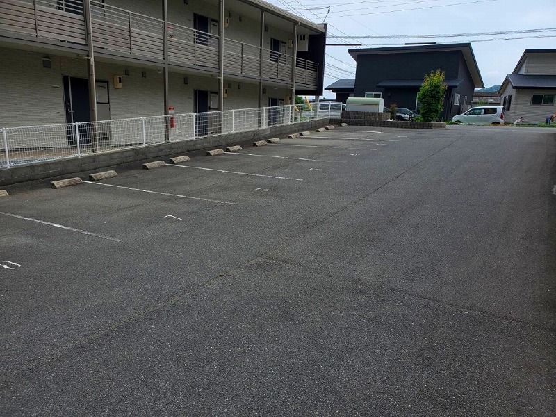レオパレスグレイスⅡ 駐車場