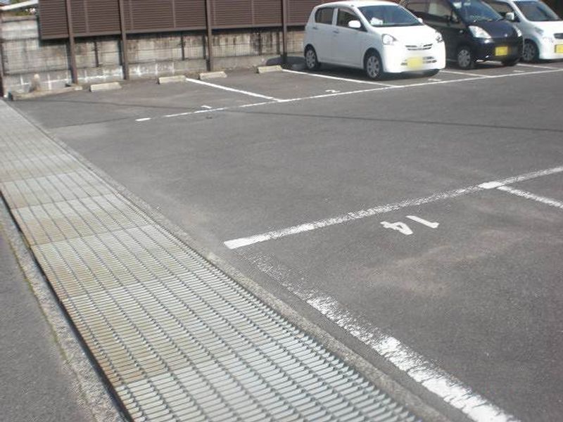 レオパレスＦ 駐車場