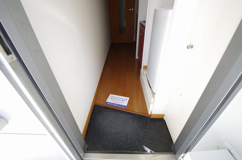 レオパレスメルツェⅣ 玄関